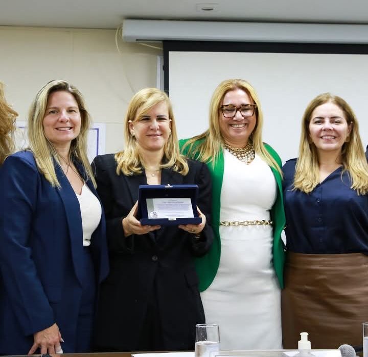 Ana Tereza Basílio recebe o título de sócia-benemérita da Abami. Rio de janeiro