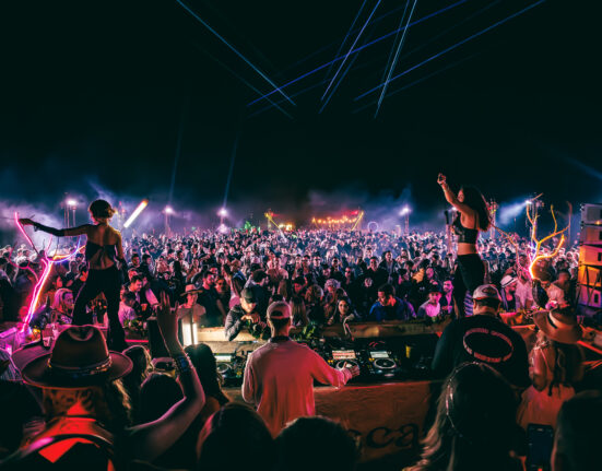 Festa Pitoresca une música eletrônica e vinhos em meio aos vinhedos de Pirenópolis Festival