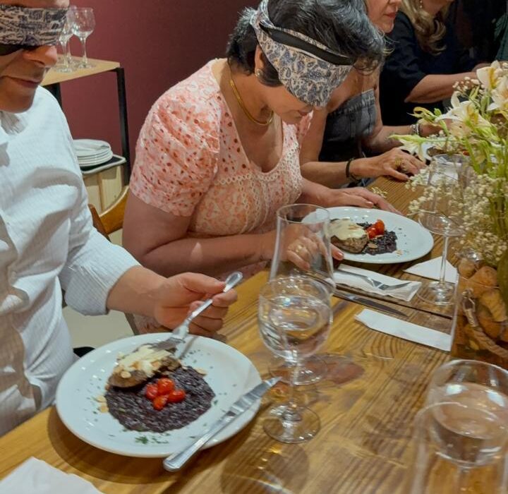 Na noite de quinta-feira, 18, a Mescle elevou o conceito de confraternização com a realização da CONFRASHION na Adega Rivera. O evento foi um autêntico jantar às cegas, que desafiou os sentidos dos participantes a se guiarem unicamente pelo paladar e olfato, transformando a refeição em uma verdadeira experiência sensorial imersiva. A proposta foi além de um simples encontro, proporcionando uma jornada de descobertas onde a percepção dos sabores foi aguçada em um ambiente de total entrega. A experiência foi meticulosamente curada por Lorena Cantanhede, owner da Mescle, que trabalhou em parceria com o chef Andrés Garnica e a sommelier Danielly França. Juntos, eles guiaram os convidados em uma autêntica aula sobre harmonização. Em meio a pratos especialmente elaborados, a confraria teve a oportunidade de desvendar os segredos de rótulos do leste europeu, em uma demonstração de como a culinária e a enologia se complementam para criar uma experiência gastronômica completa e inesquecível. O evento reforçou a filosofia de que a verdadeira riqueza de um jantar reside no conhecimento e na percepção de cada detalhe. Gastronomia