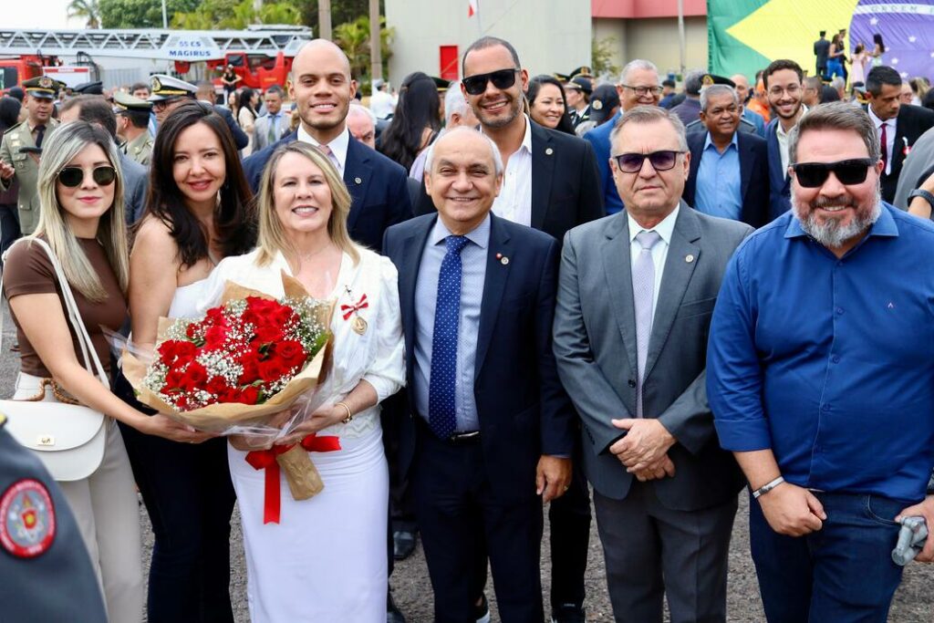 Diretora do Sindjus é condecorada com a Medalha Dom Pedro II pelo Corpo de Bombeiros Militar do Distrito Federal Colunismo Social