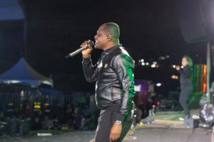 Henrique & Juliano emocionam 60 mil pessoas em noite de surpresas no Itaquá Rodeio Fest Música