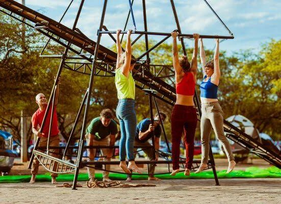 Performance circense Mão ocupa CCBB e Eixão neste final de semana Rio de janeiro