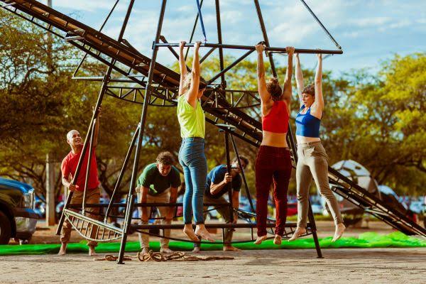 Performance circense Mão ocupa CCBB e Eixão neste final de semana dança