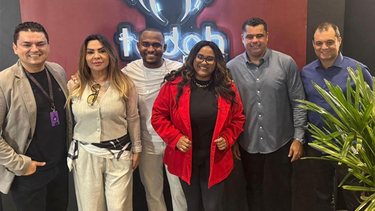 O cantor VJota comemora o sucesso de sua participação na 25ª edição da Expo Cristã Religião