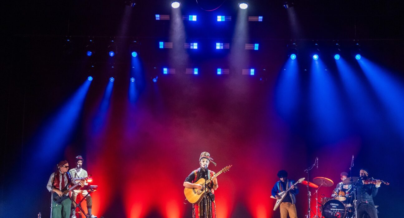 Turnê O Reenconro, da banda o Teatro Mágico, volta ao RJ para uma única apresentação Cultura