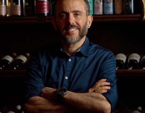 Isaac Azar lança livro com as receitas emblemáticas do Paris 6 Rio de janeiro