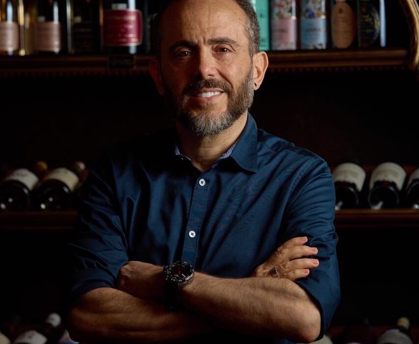 Isaac Azar lança livro com as receitas emblemáticas do Paris 6 Colunismo Social