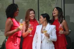 Mulheres criam o hábito de se reunir em salão de beleza para autocuidado em Goiânia Beleza