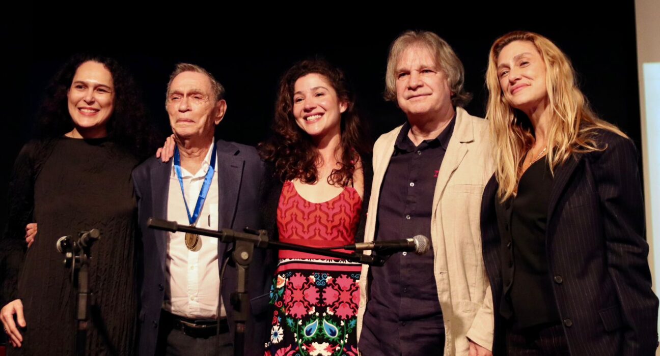Jorge Mautner recebeu da Prefeitura de Maricá a Medalha Darcy Ribeiro Rio de janeiro