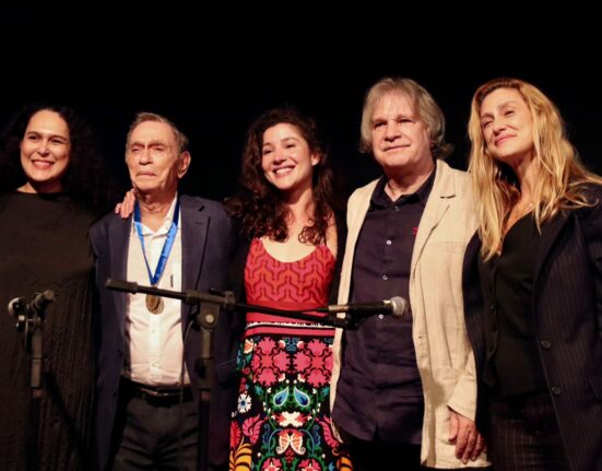 Jorge Mautner recebeu da Prefeitura de Maricá a Medalha Darcy Ribeiro Fala Prefeito