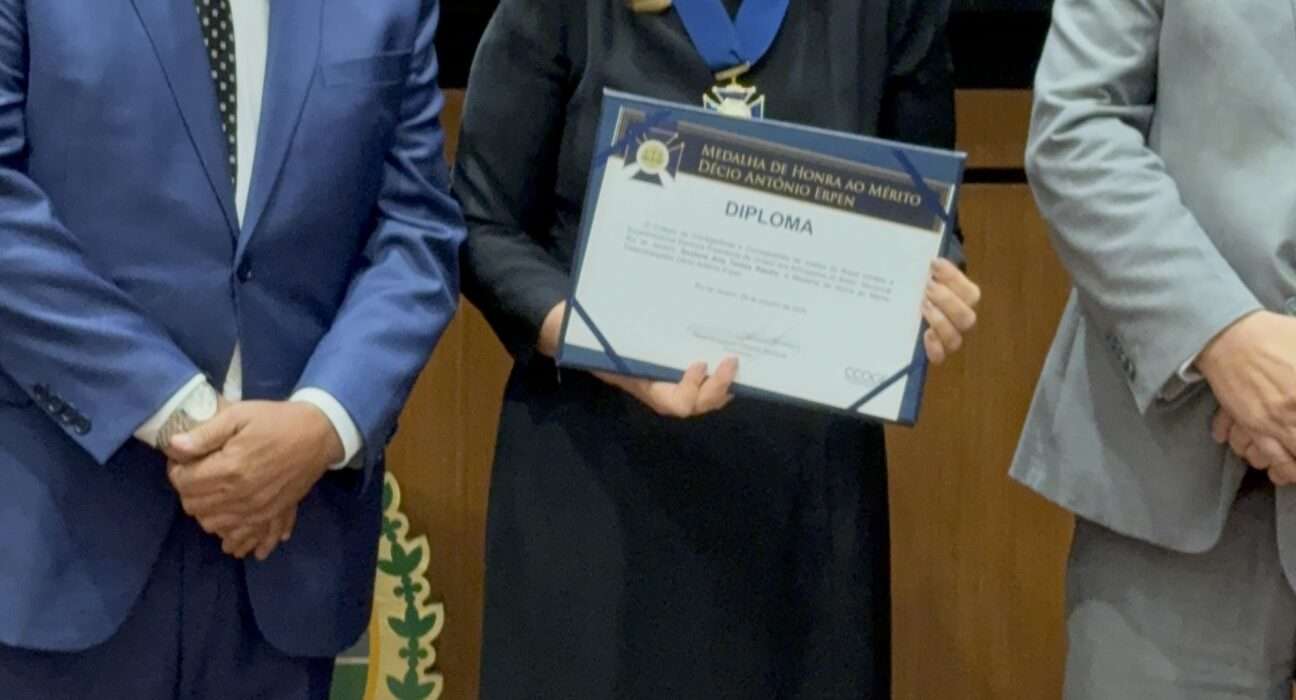 Ana Tereza Basílio recebeu a Medalha de Honra ao Mérito Desembargador Décio Espen, no TJRJ Rio de janeiro