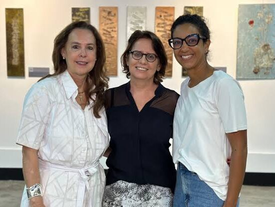 Visita guiada encanta grupo de deficientes visuais na mostra Sensibilità campanha solidária