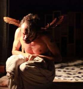 CCBB Brasília apresenta o espetáculo Velhos caem do céu como canivetes Cultura