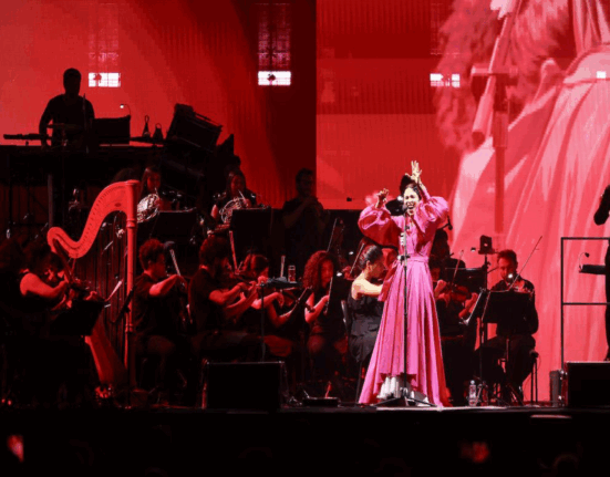 Após estrear o espetáculo Phonica reunindo 25 mil pessoas em Belo Horizonte, Marisa Monte segue turnê pelo Brasil empreendimento