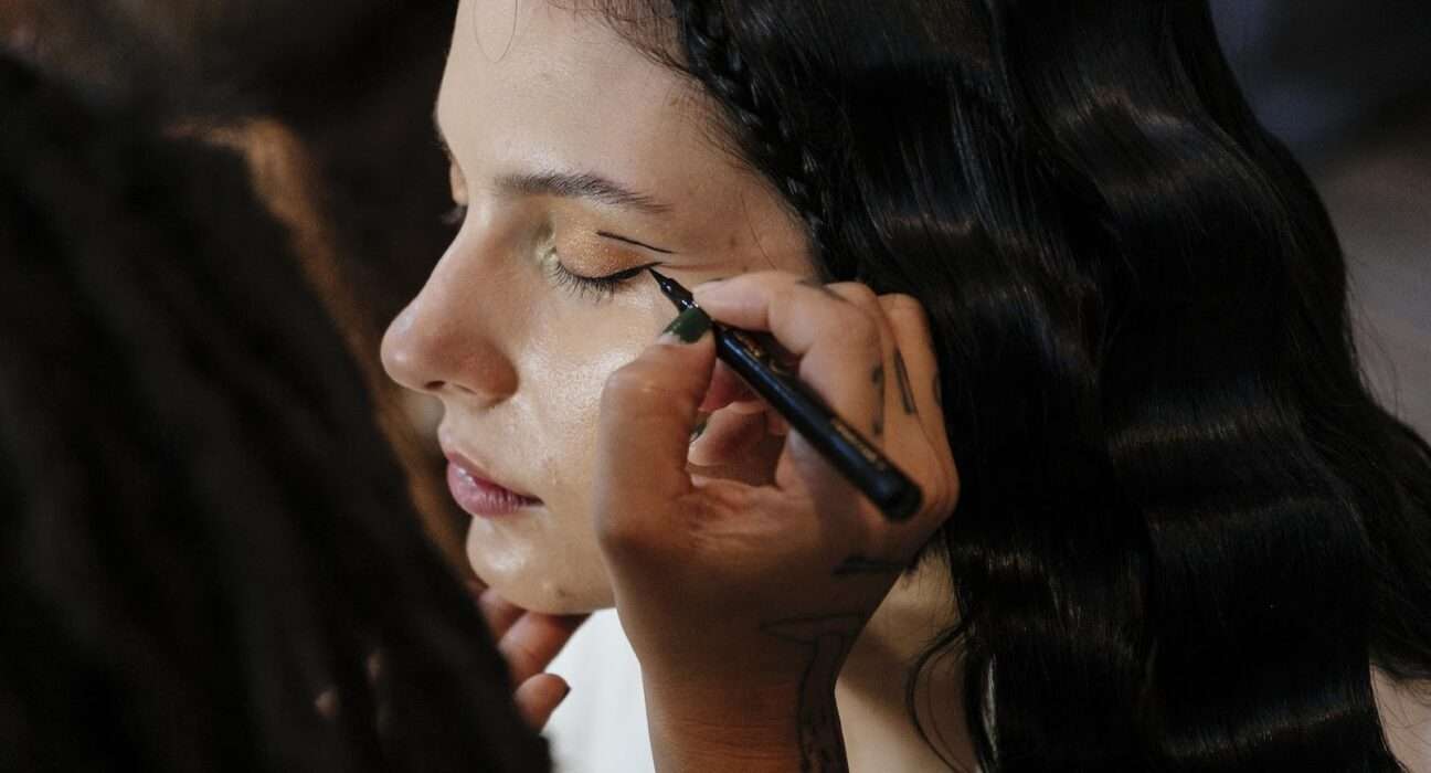 Avon assina a beleza de Ana Castela no Grammy Latino 2025 Celebridades