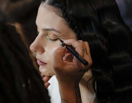 Avon assina a beleza de Ana Castela no Grammy Latino 2025 Rio de janeiro