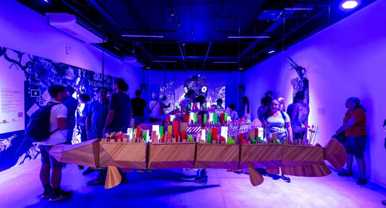 Instalação artística leva a um passeio no futuro em meio à crise climática, no Sesi Lab Dicas