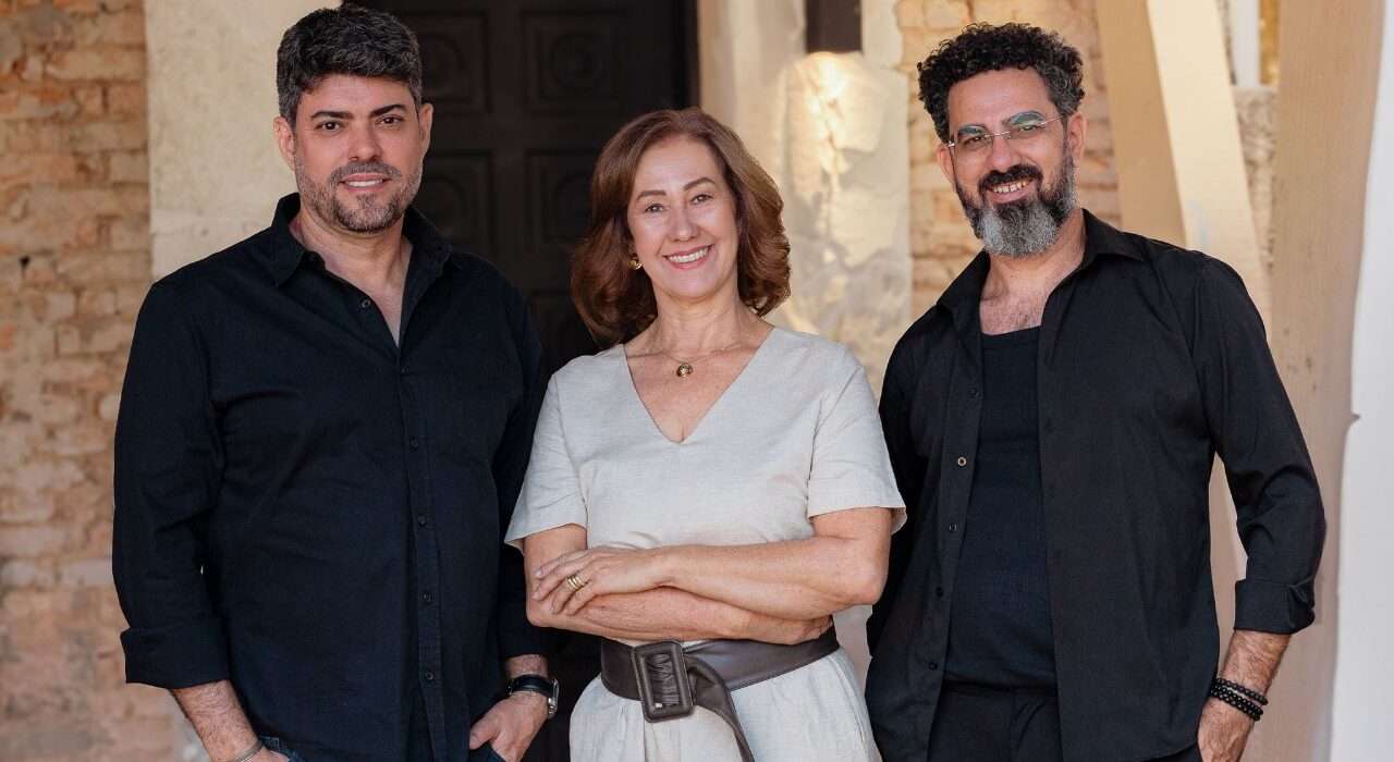 Areia, vento e emoção: o ambiente que faz o visitante mergulhar em “Mulheres de Areia” Decoração