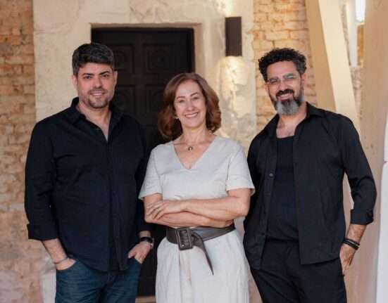 Areia, vento e emoção: o ambiente que faz o visitante mergulhar em “Mulheres de Areia” Decoração