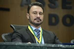 Fabiano Tavares recebe Medalha do Mérito Legislativo Pedro Ludovico Teixeira Fala Prefeito