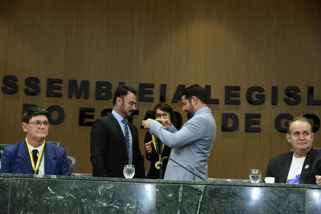 Fabiano Tavares recebe Medalha do Mérito Legislativo Pedro Ludovico Teixeira Política