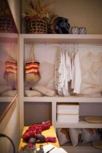 Areia, vento e emoção: o ambiente que faz o visitante mergulhar em “Mulheres de Areia” Decoração