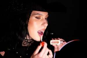 Ana Castela lança primeira coleção de maquiagem com a Avon Beleza