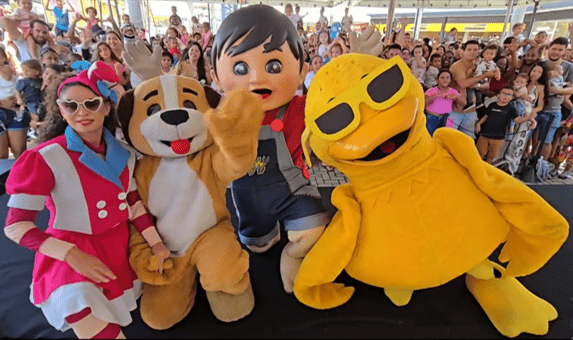 Bento e Totó recebem Papai Noel no Boulevard Shopping com  responsabilidade socioambiental Boulevard Shopping