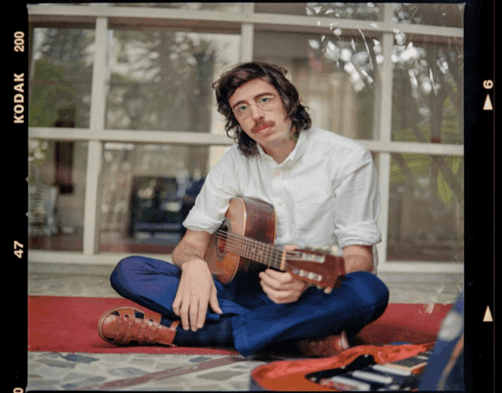 Tim Bernardes se apresenta no Festival Estilo Brasil estudos