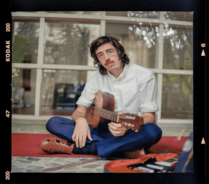 Tim Bernardes se apresenta no Festival Estilo Brasil estudos