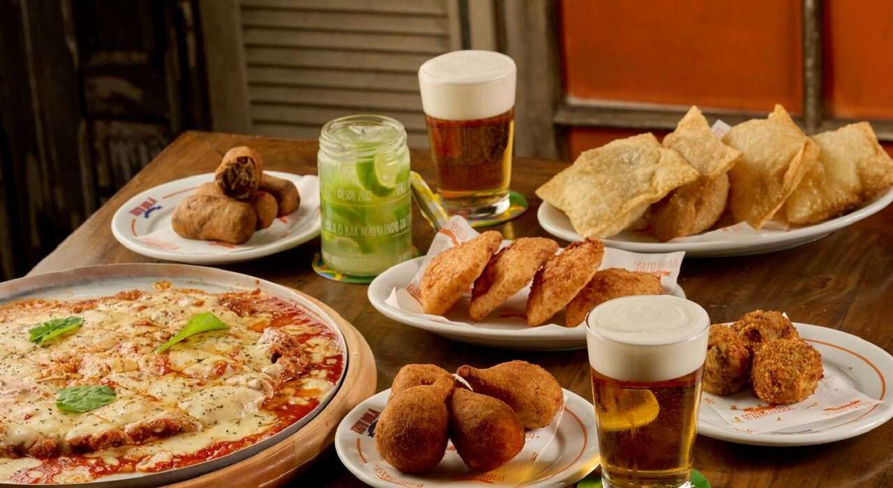 Onde brindar o Dia do Happy Hour: Tatu Bola Goiânia tem chope "chegadeira" e double drink na data Gastronomia