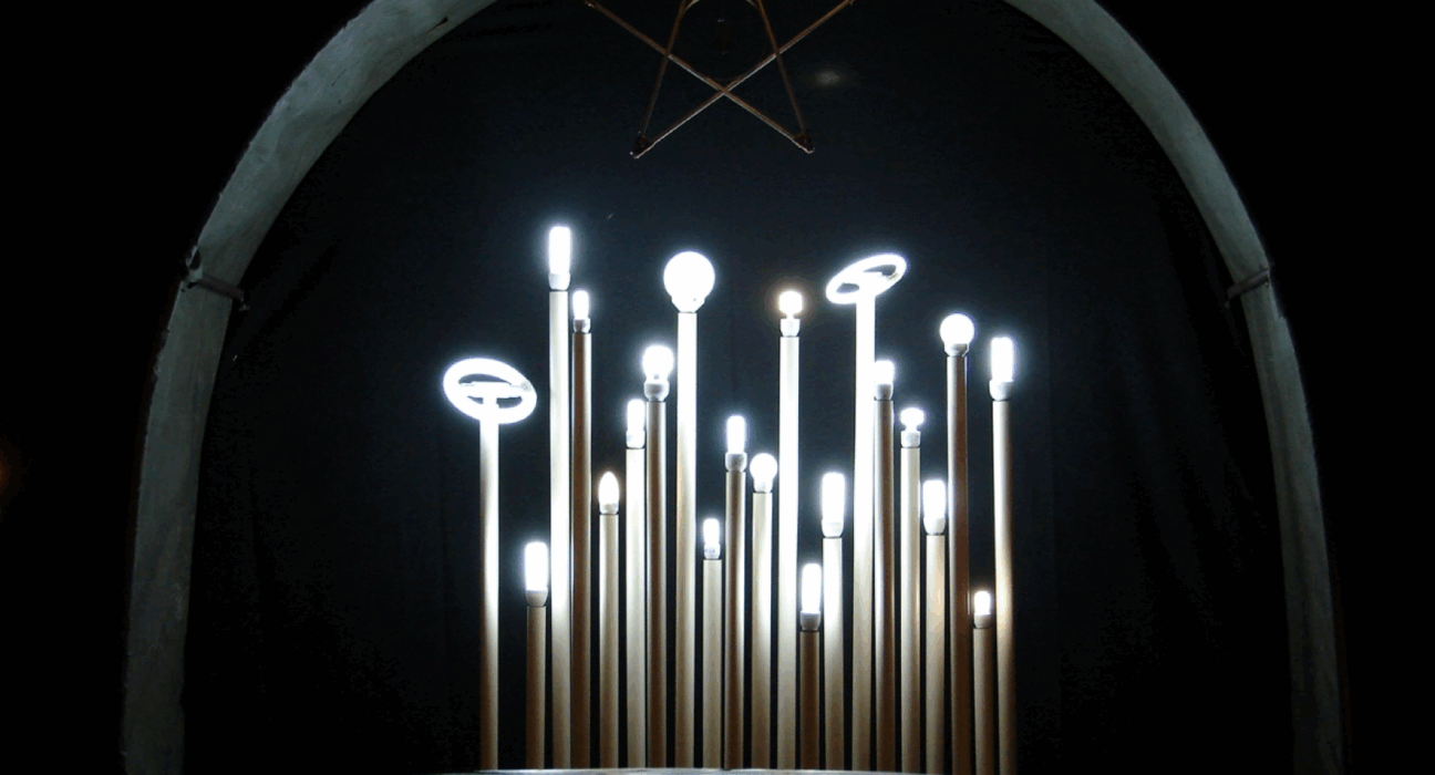 Oficina gratuita de iluminação cênica no CCBB Brasília integra a temporada de Velhos Caem do Céu como Canivetes Oficinas