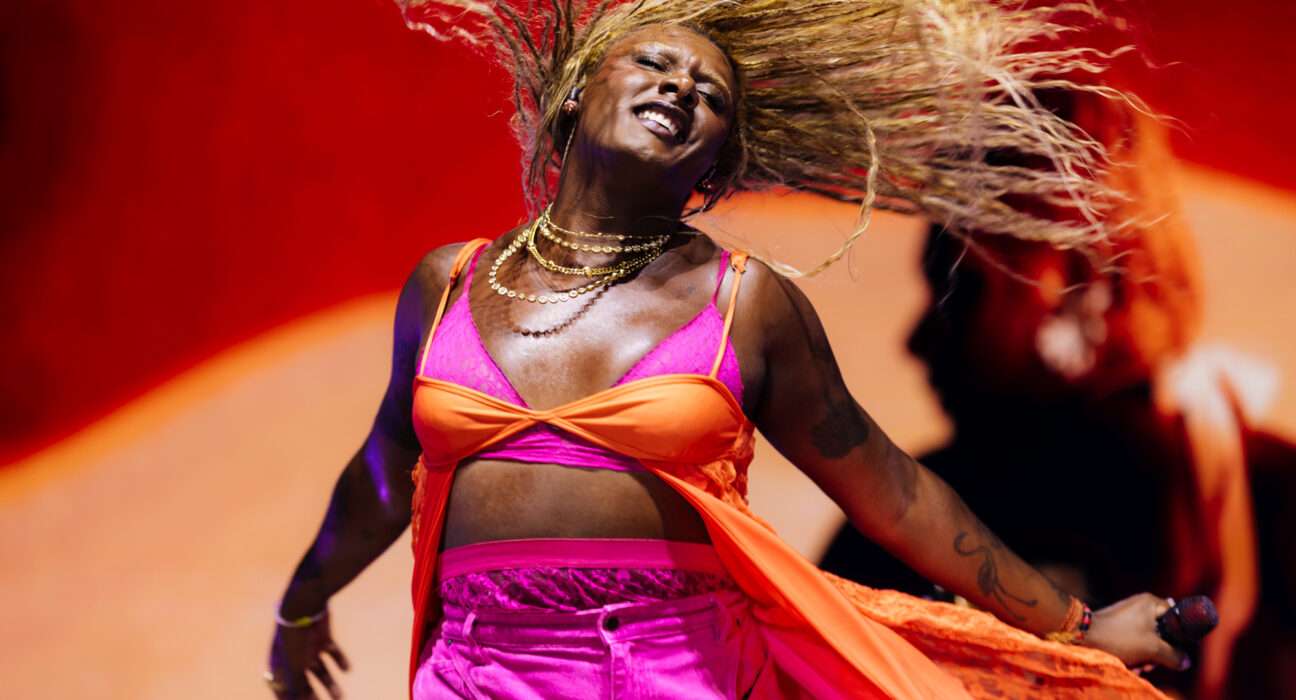 Liniker encerra o Festival Estilo Brasil com o premiado show CAJU Diversão