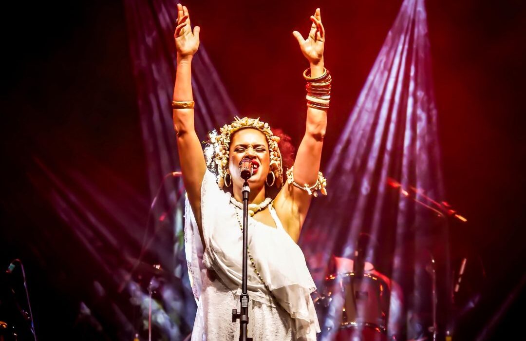 Renata Jambeiro celebra Clara Nunes em show beneficente no DF Música