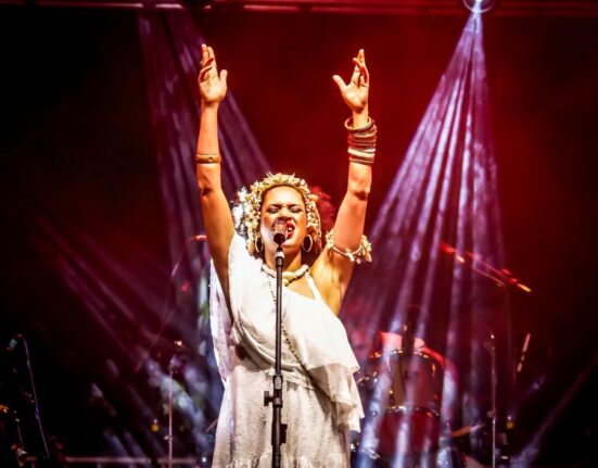 Renata Jambeiro celebra Clara Nunes em show beneficente no DF Música