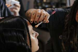 Aprenda os três passos para reproduzir a make da Ana Castela Beleza