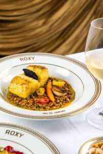 Roxy Dinner Show redefine o Réveillon Carioca, com um banquete de arte, sabor e brasilidade Réveillon