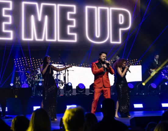 Maurício Manieri apresenta show especial de fim de ano no Qualistage Espetáculo “Classics Super Hits” Teatro