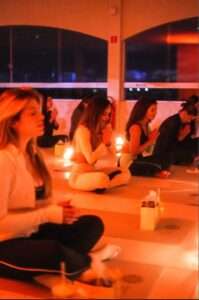Yoga Night estreia em Brasília com experiência sensorial de bem-estar à beira do lago Saúde