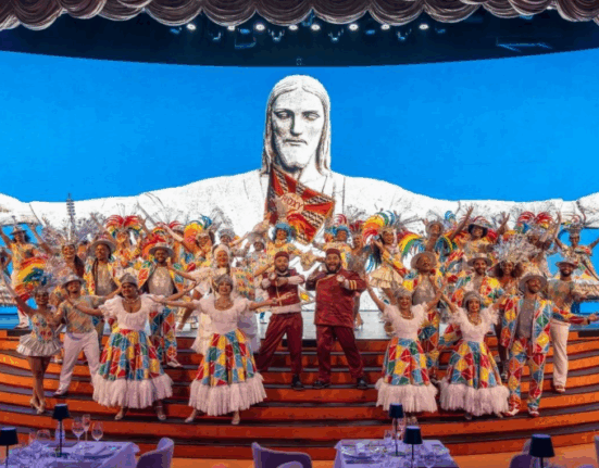 Roxy Dinner Show redefine o Réveillon Carioca, com um banquete de arte, sabor e brasilidade Réveillon