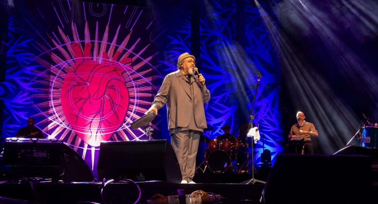 Jorge Aragão 50 anos de Poesia, um passeio pela obra do artista Em única apresentação Música