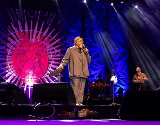 Jorge Aragão 50 anos de Poesia, um passeio pela obra do artista Em única apresentação Economia