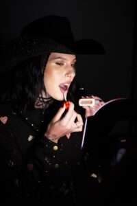 Aprenda os três passos para reproduzir a make da Ana Castela Beleza