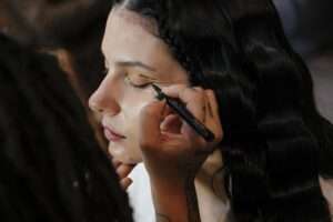 Aprenda os três passos para reproduzir a make da Ana Castela Beleza