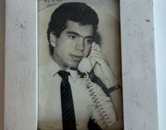 Henrique Pinheiro escreve o livro "Crônica de um Mercado sem Pudor". Rio de janeiro