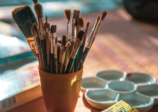 Ateliê do MAB amplia programação nas férias e oferece minicursos gratuitos de bordado e pintura em janeiro Artes