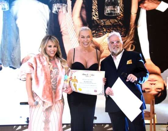 Dra. Elodia Ávila, a médica celebridade, é homenageada no Fama & Destaque Awards 2025 por sua contribuição à medicina e à longevidade saudável Saúde