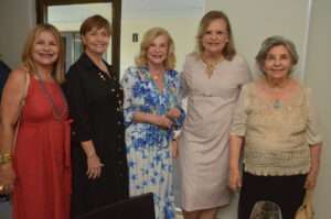 Carmen Bocorny celebra primavera rodeada de amigas Colunismo Social