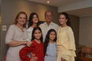 Carmen Bocorny celebra primavera rodeada de amigas Colunismo Social