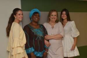 Carmen Bocorny celebra primavera rodeada de amigas Colunismo Social